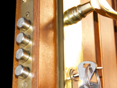 7 formas de aumentar la seguridad del hogar, instalando una puerta acorazada